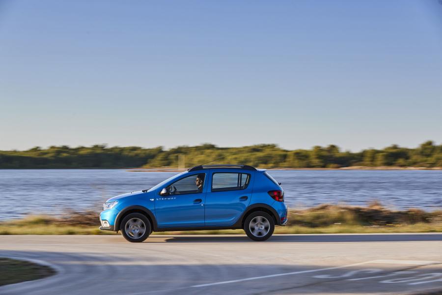  Dacia Sandero Stepway 2016 года  (фото 2 из 46)